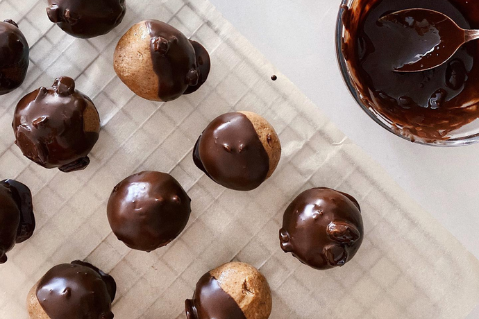 @whatrobineats' PB&J Chocolate-Covered Raw Balls