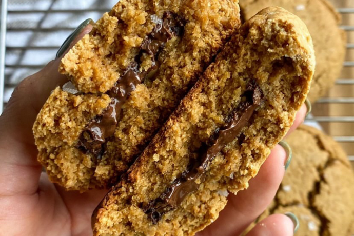 @basilandbiceps' Dark Chocolate Stuffed Peanut Butter Cookies